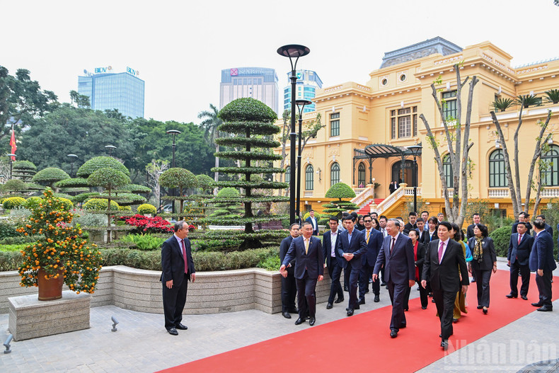 Генеральный секретарь ЦК КПВ То Лам, Президент Лыонг Кыонг, постоянный член Секретариата ЦК КПВ Чан Кам Ту, действующие и бывшие руководители Партии и Государства посещают сооружение.