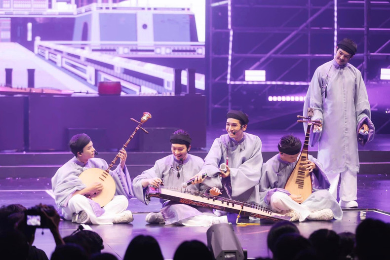 Молодые артисты Танг Фук, Буй Конг Нам и Неко Ле играют на народных музыкальных инструментах в программе «Братья преодолевают тысячи препятствий».