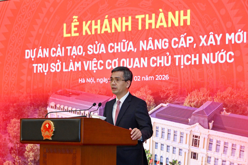 Заместитель руководителя канцелярии ЦК КПВ Во Тхань Хынг выступает с речью на церемонии.