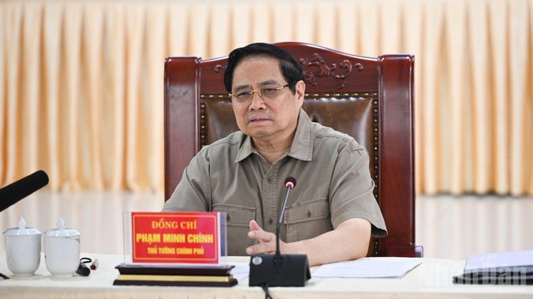 Премьер-министр Фам Минь Тьинь выступает на совещании.