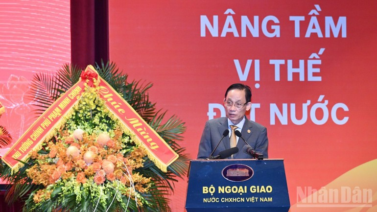 Министр иностранных дел Ле Хоай Чунг выступает на конференции. Фото: Чан Хай