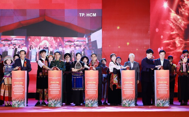 Премьер-министр Фам Минь Тьинь и другие делегаты дают старт строительству проекта по инвестициям в материально-техническую базу Средней школы для учащихся горных районов Вьетбак (Тхайнгуен). (Фото: ВИА)