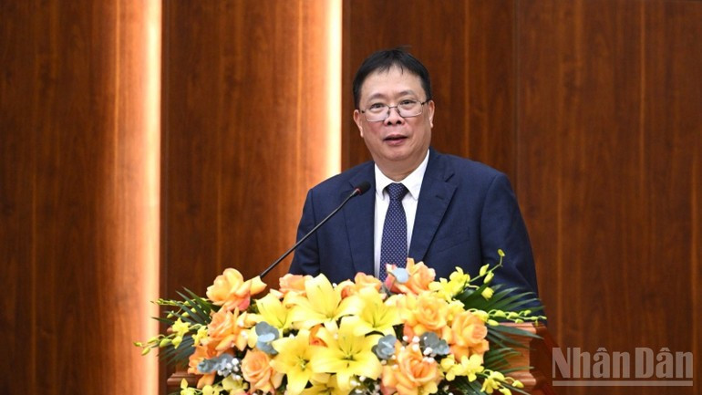 Профессор, академик Тяу Ван Минь, председатель Академии наук и технологий Вьетнама выступает с речью.