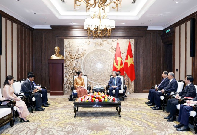 Генеральный секретарь То Лам принимает Посла Королевства Камбоджа во Вьетнаме Чеа Кимтху. (Фото: ВИА).