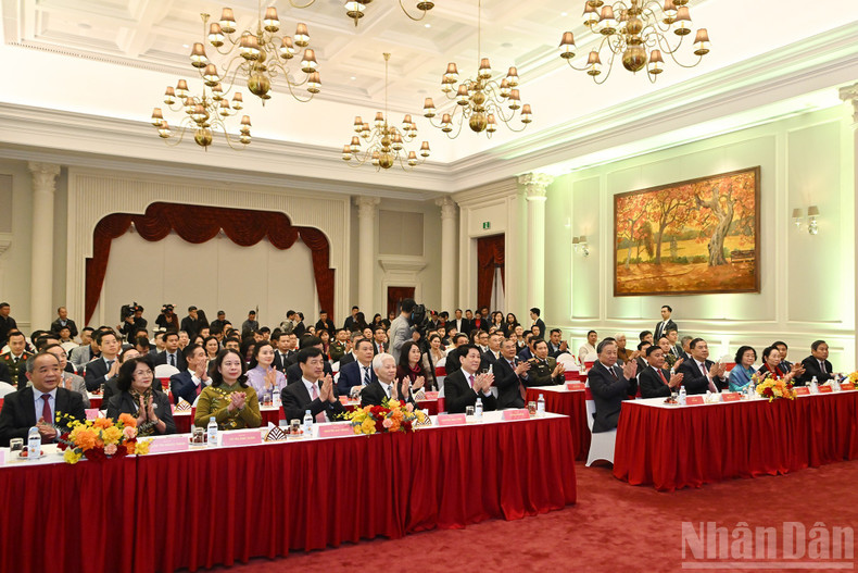 Генеральный секретарь ЦК КПВ То Лам, Президент Лыонг Кыонг, постоянный член Секретариата ЦК КПВ Чан Кам Ту, действующие и бывшие руководители Партии и Государства принимают участие в церемонии открытия нового здания канцелярии Президента.