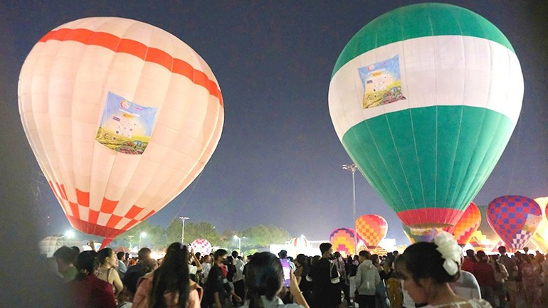 Два больших воздушных шара готовятся к взлету на радость и в предвкушении гостей фестиваля.