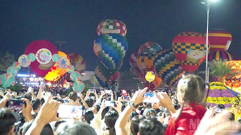 Многие жители фотографируют и снимают видео, чтобы запечатлеть момент взлета воздушных шаров.