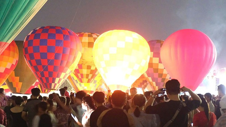 Воздушные шары, сверкающие в ночи, придают особое очарование встрече Нового года в Садек.