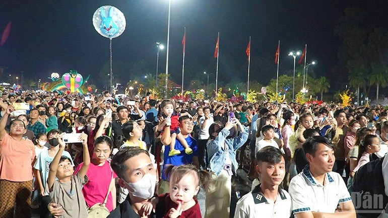 Жители в восторге и под впечатлением от запуска воздушных шаров в цветущем и гостеприимном Садек.