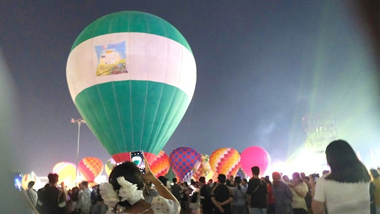Жители ожидают запуска воздушных шаров.