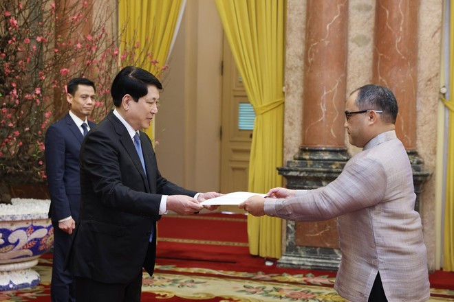 Президент Лыонг Кыонг принял Посла Республики Филиппины во Вьетнаме Франсиско Ноэля Р. Фернандеса III по случаю вручения верительных грамот (Фото: ВИА)