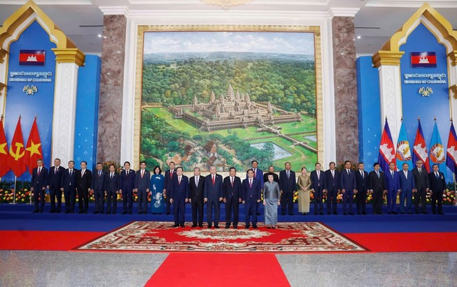 Генсекретарь То Лам и Председатель НПК Хун Сен вместе с делегациями двух партий (Фото: ВИА)