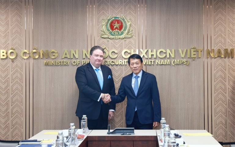 Министр Лыонг Там Куанг выразил надежду, что посол Марк Кнаппер продолжит поддерживать Вьетнам в Конгрессе, правительстве и среди народа США. (Фото: cand.com.vn)