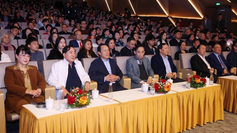 Генерал армии Лыонг Там Куанг и другие участники программы.