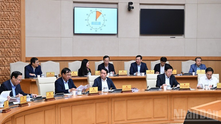 Вице-премьеры, руководители министерств и центральных ведомств принимают участие в заседании. (Фото: Чан Хай)