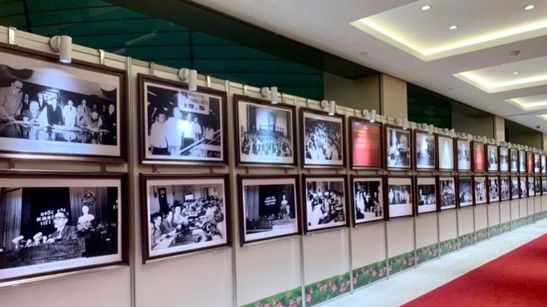 Экспонаты, представленные на выставке «Национальное собрание Вьетнама – 80 лет вместе с народом».