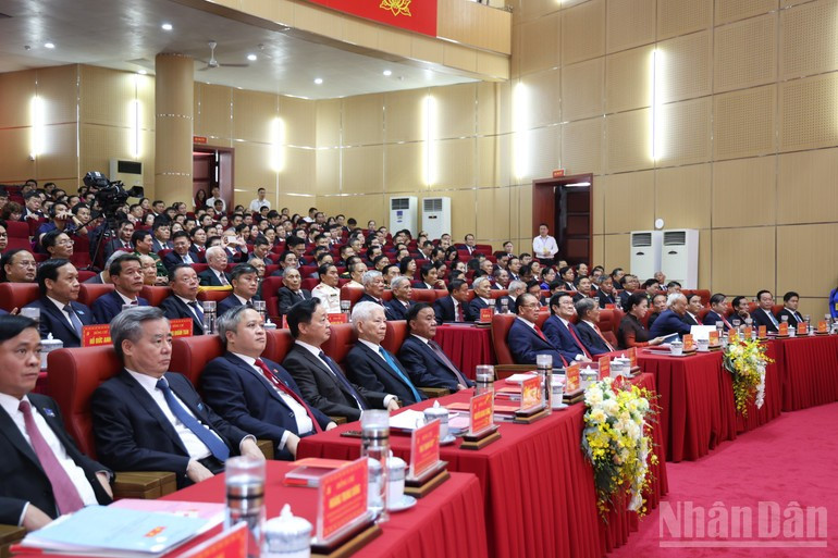 Руководители и бывшие руководители Партии и Государства, руководители местных органов на съезде.