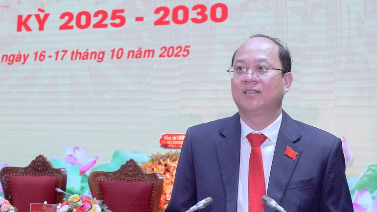 Секретарь Парткома провинции Камау Нгуен Хо Хай выступает с вступительным словом на съезде.