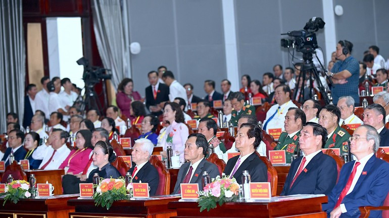 Руководители и бывшие руководители Партии и Государства на I съезде партийной организации провинции Камау на срок 2025-2030 годов.