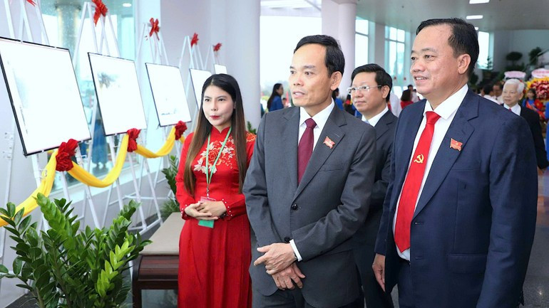 Товарищ Чан Лыу Куанг посещает выставку социально-экономических достижений провинции Камау.