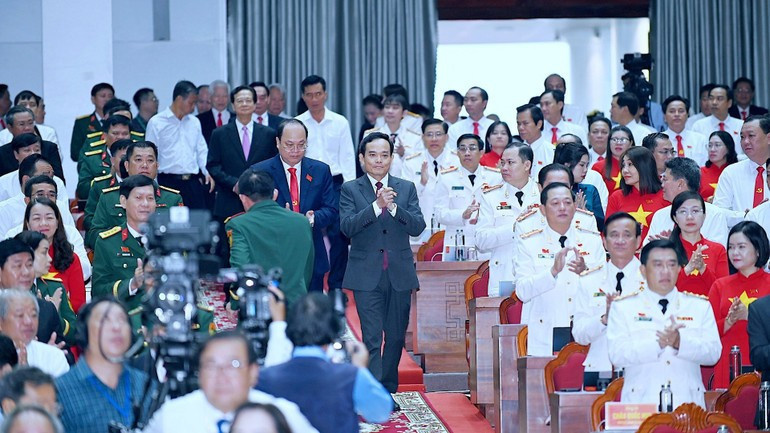 Товарищ Чан Лыу Куанг, секретарь ЦК КПВ, секретарь Парткома г. Хошимина от имени Политбюро и Секретариата присутствовал и выступил с руководящей речью.