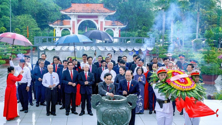 Перед началом официальной церемонии открытия руководители и бывшие руководители Партии и Государства, делегаты посетили Храм Президента Хо Ши Мина, возложили цветы и воскурили благовония.