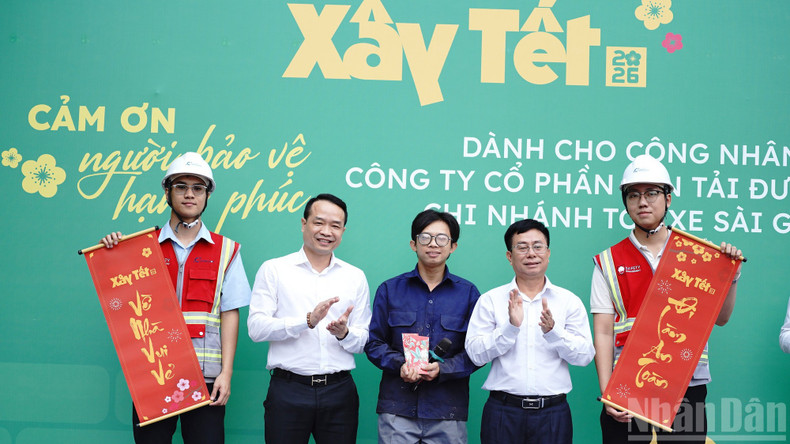 Яркие художественные номера, подготовленные совместно различными подразделениями, создали праздничную атмосферу на мероприятии и стали приятным дополнением к вручению новогодних подарков работникам железнодорожной отрасли филиала вагонного депо Сайгон Государственной железнодорожной корпорации Вьетнама.