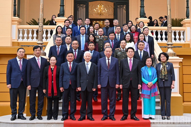 Генеральный секретарь ЦК КПВ То Лам, Президент Лыонг Кыонг, постоянный член Секретариата ЦК КПВ Чан Кам Ту, действующие и бывшие руководители Партии и Государства на церемонии.