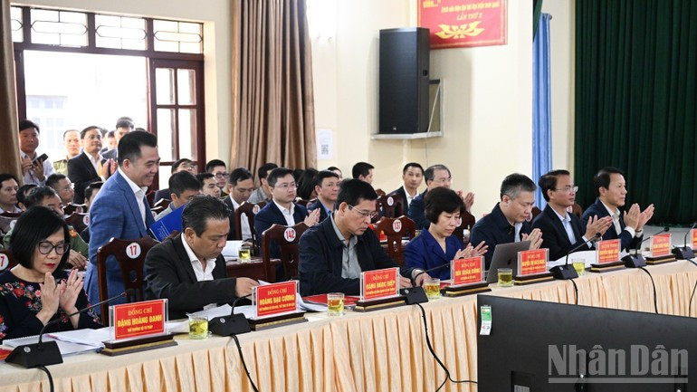 Представители руководства министерств и центральных ведомств принимают участие в совещании.