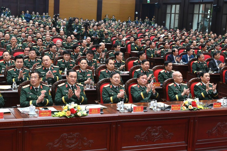 Действующие и бывшие руководители Министерства обороны и делегаты на церемонии.