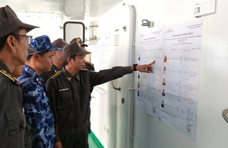 Перед голосованием сотрудники рыбоохранной службы зачитывают биографии кандидатов.