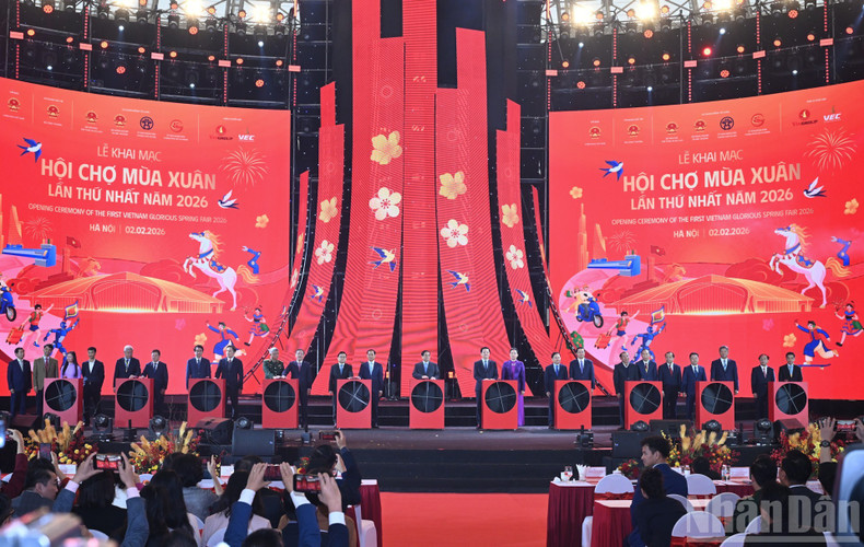 Премьер-министр Фам Минь Тьинь и делегаты проводят ритуал запуска ярмарки.