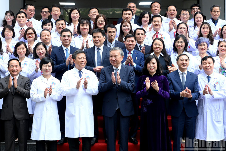 Генеральный секретарь ЦК КПВ То Лам с делегатами, сотрудниками и медицинским персоналом Больницы дружбы.