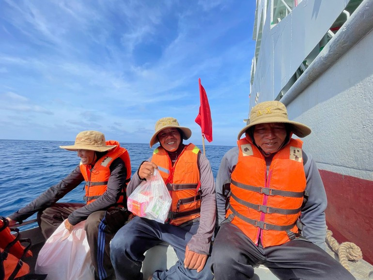 Рабочая группа также передала рыбакам необходимые продукты и медикаменты, чтобы они могли спокойно продолжать длительный промысел в море.