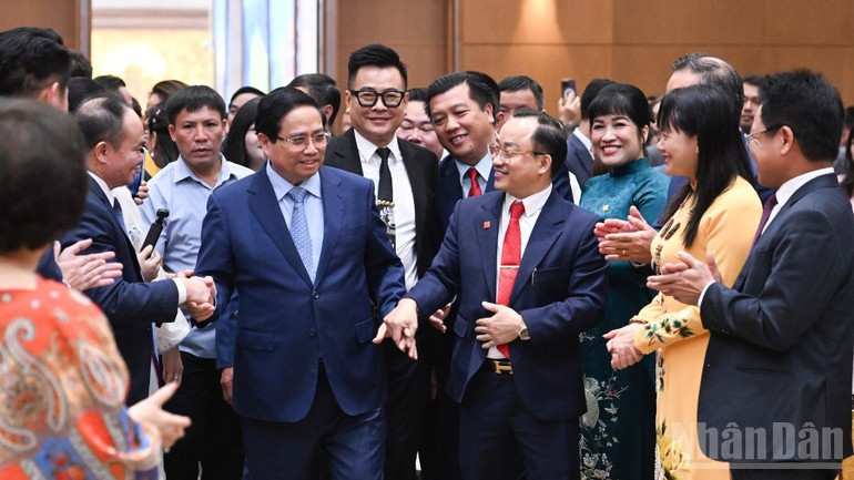 Премьер-министр Фам Минь Тьинь на встрече с представителями предприятий. Фото: Чан Хай