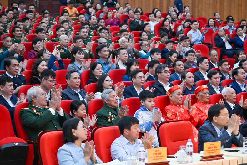 Представители различных слоев населения провинции Лаокай присутствуют на церемонии.