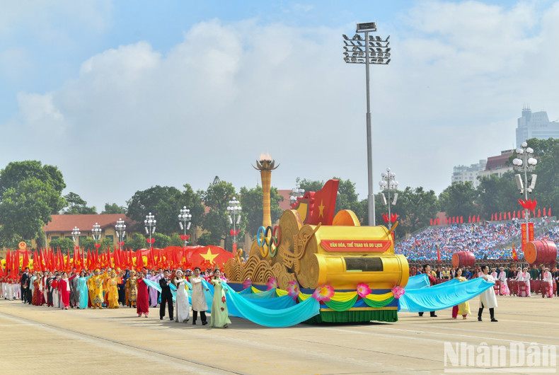 Парад во время празднования 80-летия Национального праздника 2 сентября.