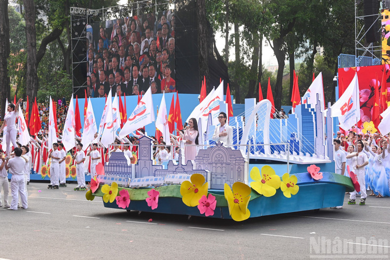 Молодые артисты Фыонг Ми Тьи и Double 2T на художественной программе в честь 50-летия освобождения Южного Вьетнама и воссоединения страны.