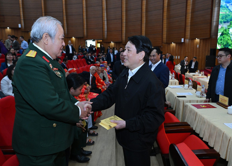 Президент Лыонг Кыонг поздравляет с праздником Тэт ветеранов провинции Лаокай.