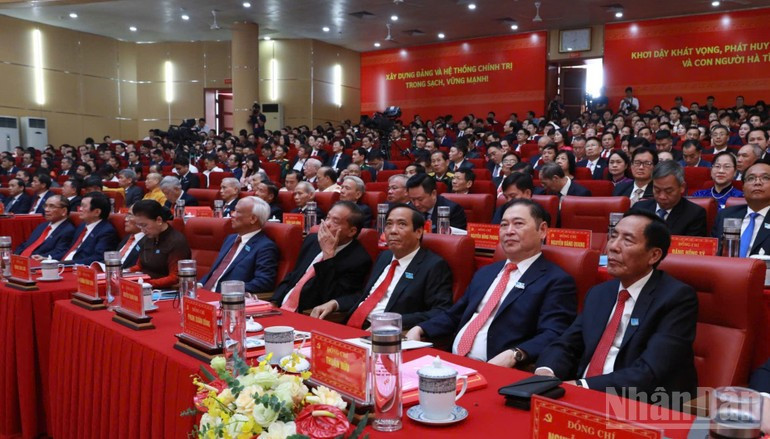 Бывшие члены Политбюро и бывшие члены ЦК КПВ на съезде.