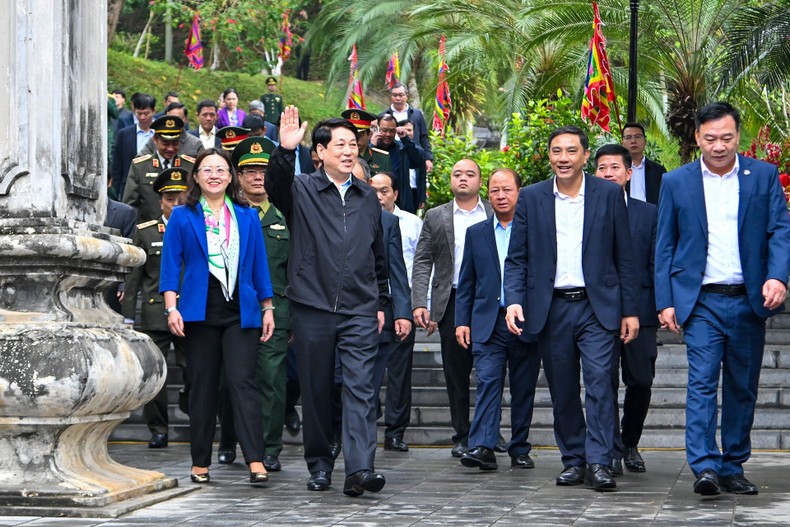 Ранее Президент Лыонг Кыонг вместе с рабочей делегацией воскурил благовония в храме Тхыонг (квартал Лаокай, провинция Лаокай).