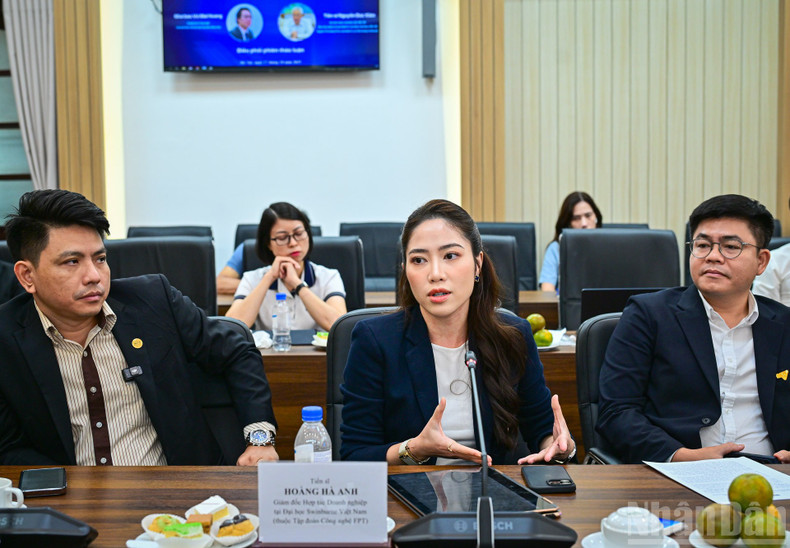 Госпожа Хоанг Ха Ань, представитель Университета Swimburne Vietnam, делится мнением с точки зрения образовательного учреждения. Госпожа Хоанг Ха Ань, представитель Университета Swimburne Vietnam, делится мнением с точки зрения образовательного учреждения.