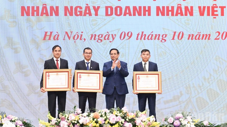 Премьер-министр Фам Минь Тьинь вручает Ордены Труда III степени трём коллективам. Фото: Чан Хай