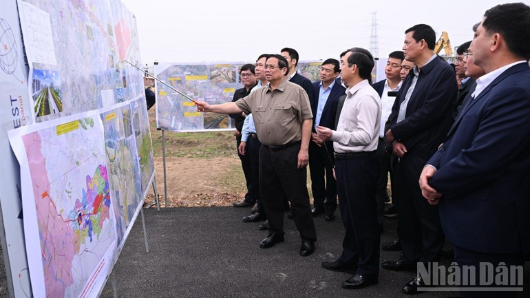 Премьер-министр Фам Минь Тьинь инспектирует строительную площадку, дает указания по ускорению темпов строительства дороги, соединяющей аэропорт Зябинь с Ханоем.