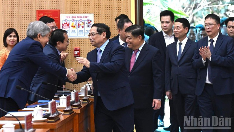 Премьер-министр Фам Минь Тьинь поздравляет учёных.