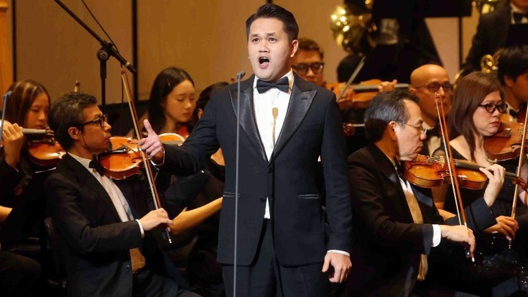 Южнокорейский певец Чо Хе Рён исполняет песню «Хо Ши Мин — самое прекрасное имя»