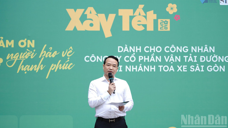 Журналист Тунг Куанг, заместитель главы представительства газеты «Нянзан» в южном Вьетнаме, делится своими мыслями на мероприятии.