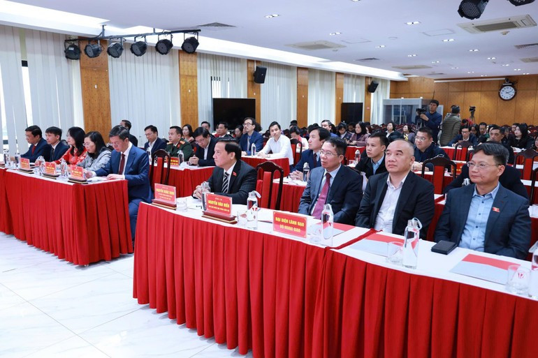 Делегаты на церемонии презентации книги.