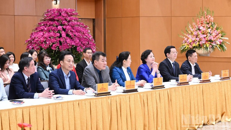 Вице-премьеры, руководители департаментов и управлений канцелярии Правительства присутствовали на встрече.