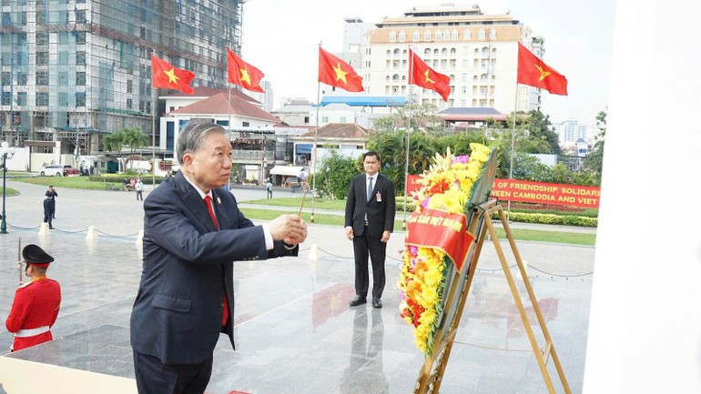 Генеральный секретарь То Лам вместе с высокопоставленной делегацией Вьетнама возлагает цветы и воскуряет благовония у памятника камбоджийско-вьетнамской дружбы в столице Пномпень. (Фото: ДИНЬ ЧЫОНГ)